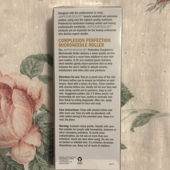 Facial Roller, Lip Duo, Hair Scrunchies (4-Piece) - Picture 5 of 8